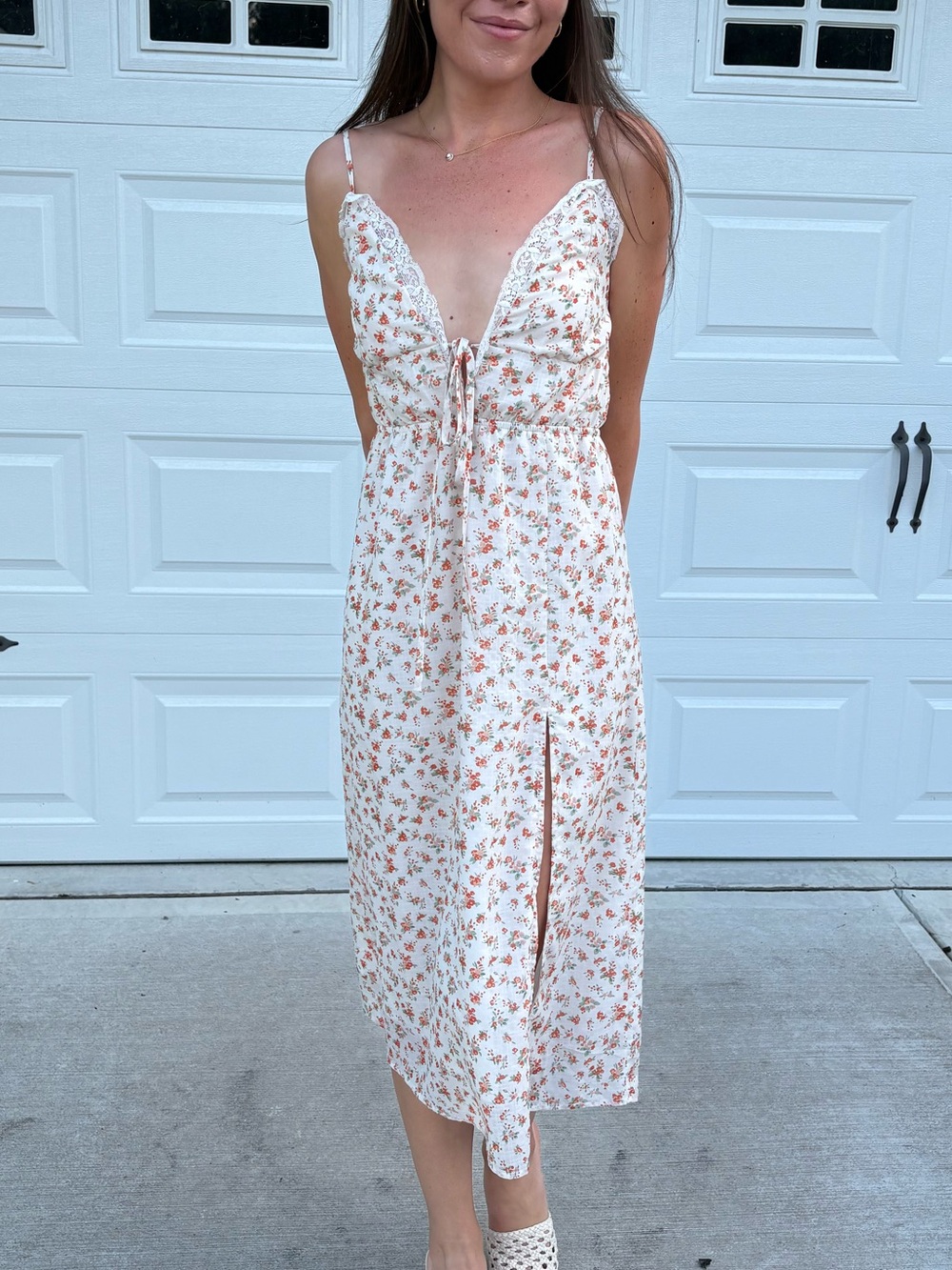 UO DAISY STREET RUCHED FLORAL MIDI DRESS